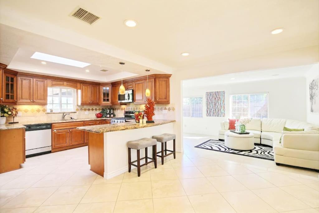5 Rooms Villa Near Disneyland, Golf Course And Trial To Beach Santa Ana Exterior foto